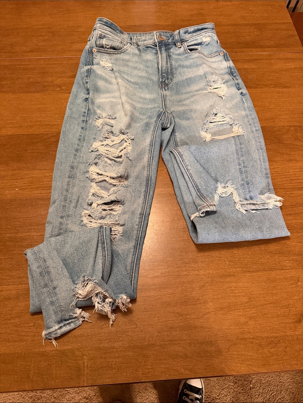 American Eagle Outfitters Light Blue Distressed Boyfriend Jeans size 2-Long